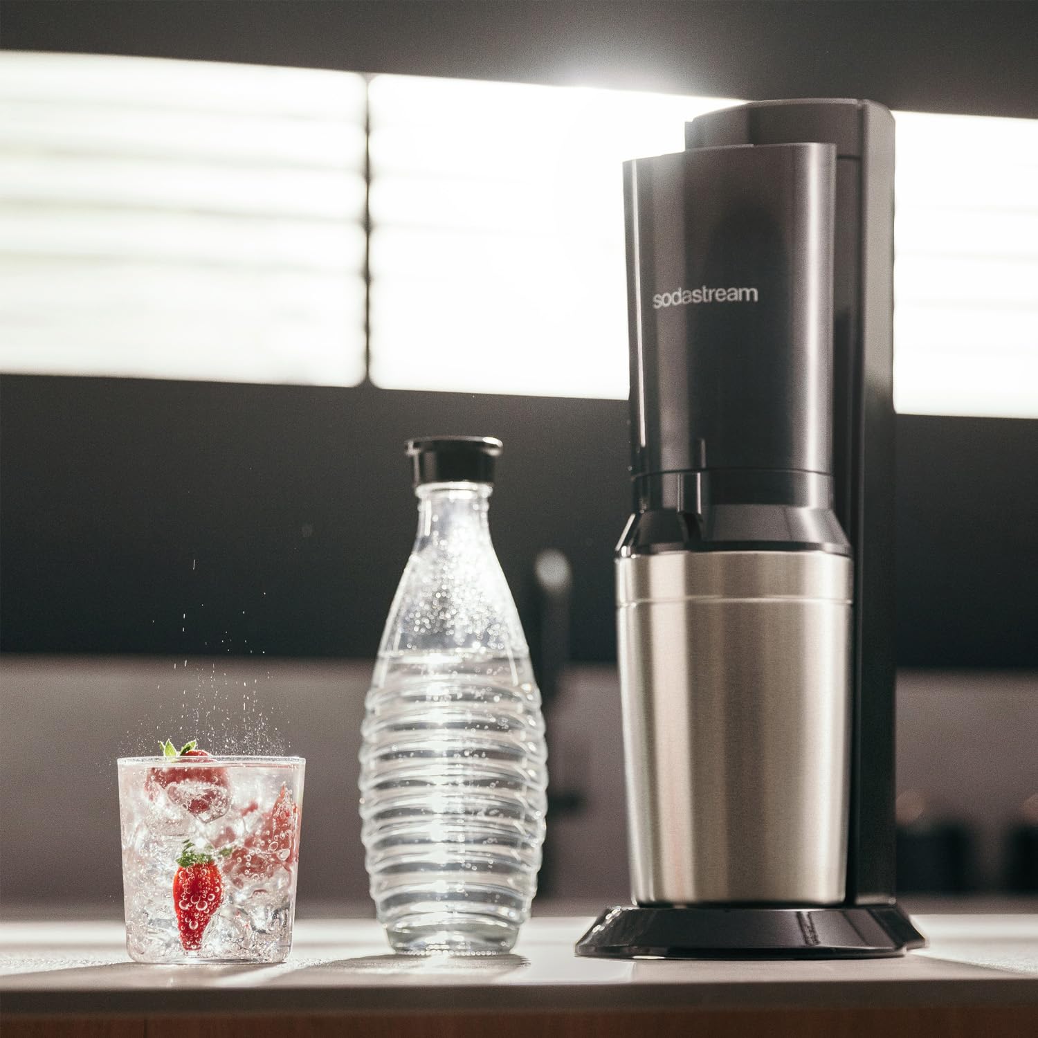 SodaStream Crystal 3.0 Wassersprudler – Titan/Schwarz inkl. CO₂-Zylinder &amp; 2 Glaskaraffen